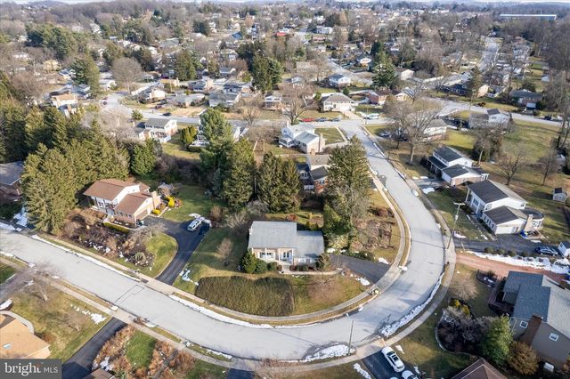 2940 BROXTON LN, York, PA 17402