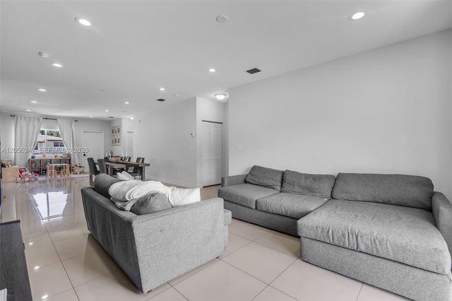 1330 NW 11th St, Fort Lauderdale, FL 33311