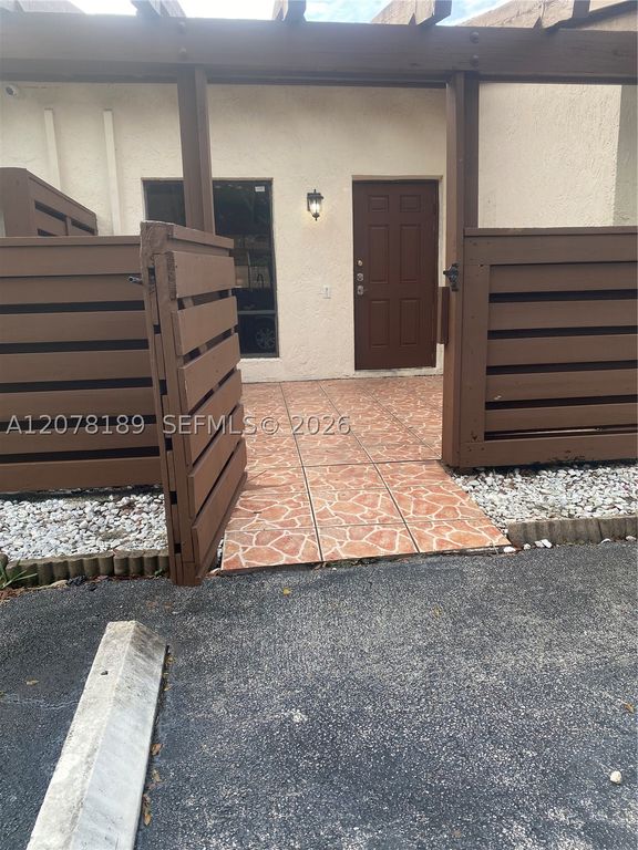 803 SW 119th Way 803, Davie, FL 33325