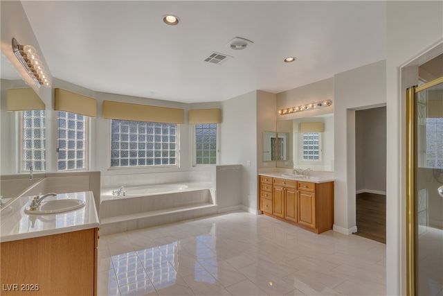 63 Cascade Lake Street, Las Vegas, NV 89148