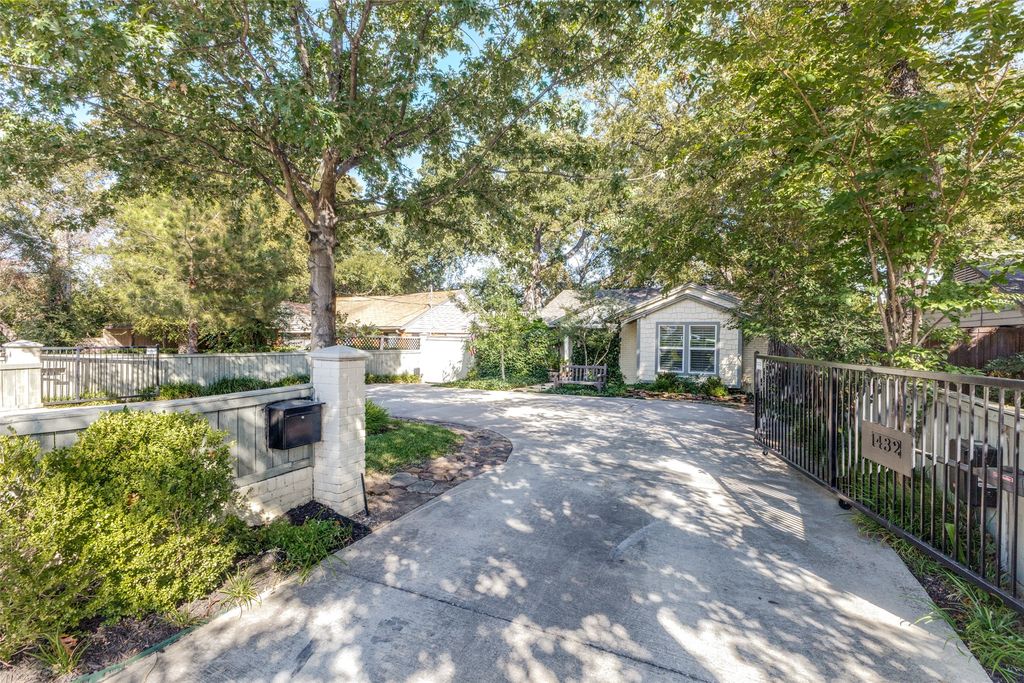 1432 Sylvan Avenue, Dallas, TX 75208