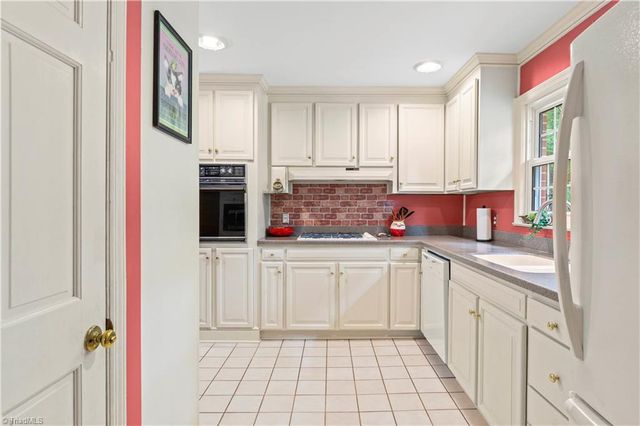 2605 Loch Drive, Winston-salem, NC 27106