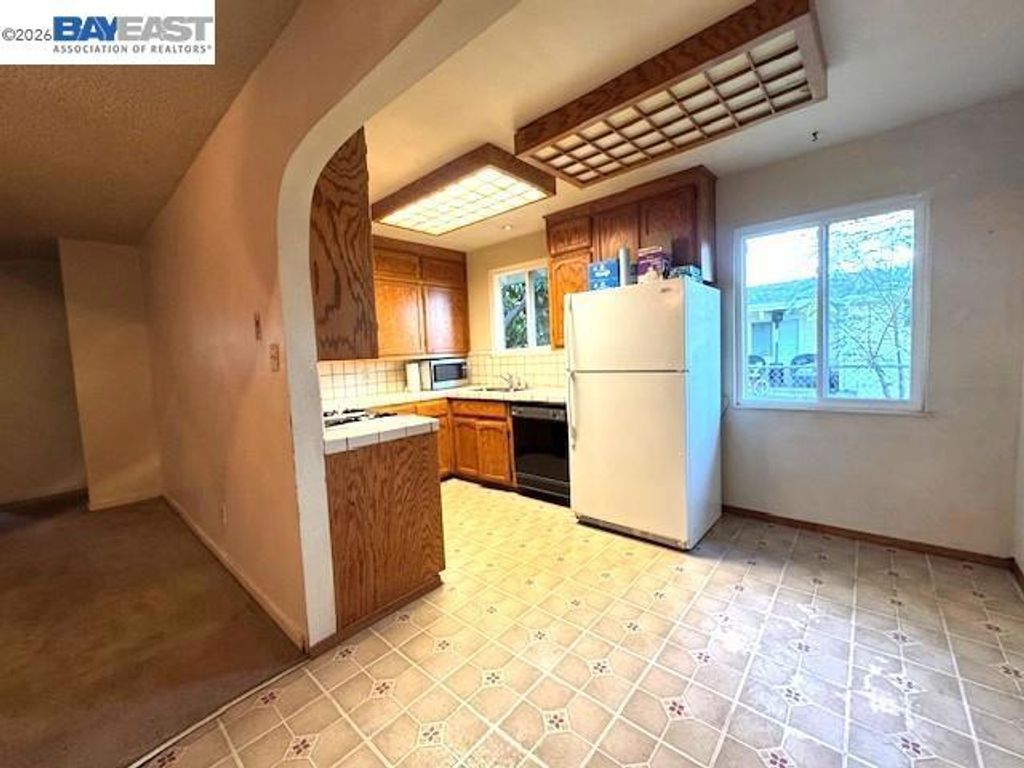 Image 6 of property listing at 72 Andrew Ave, Pittsburg, CA 94565