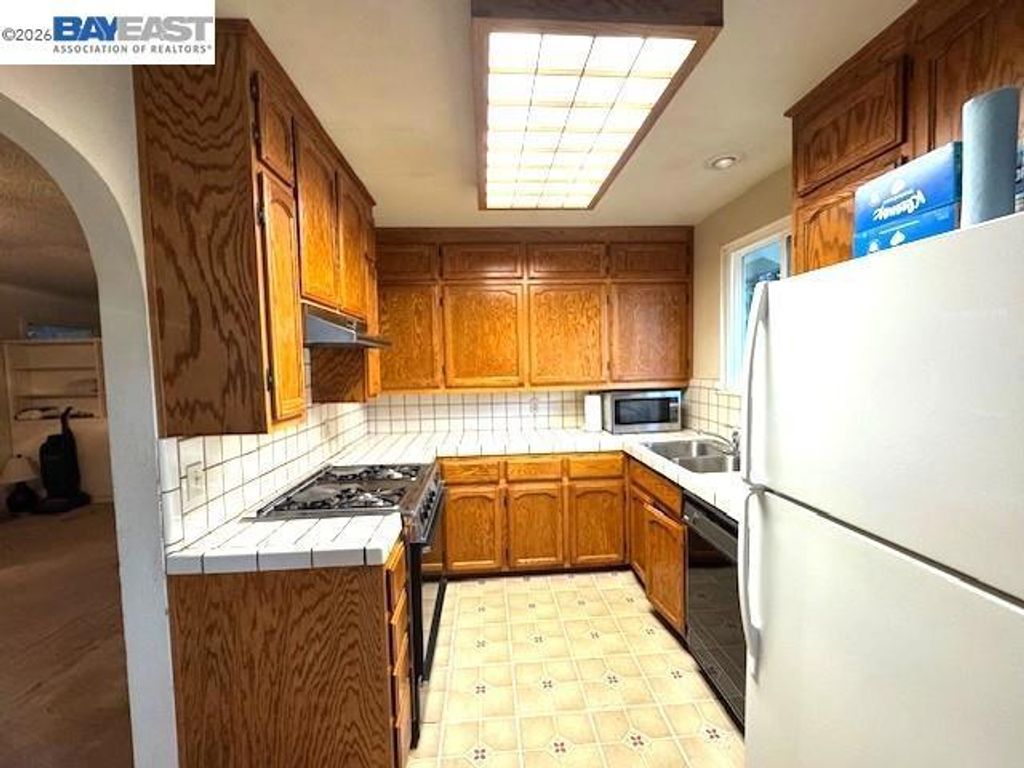 Image 7 of property listing at 72 Andrew Ave, Pittsburg, CA 94565