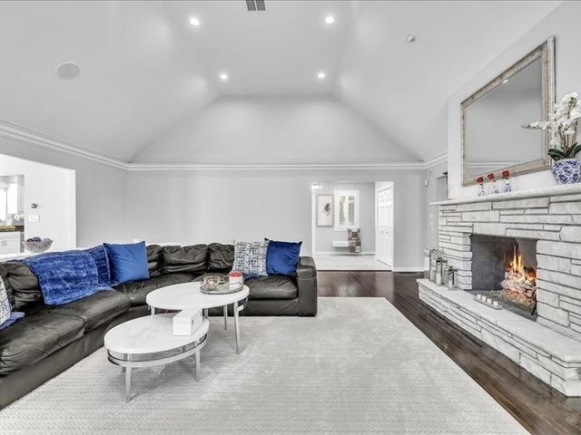 6 Strathmore Rd, Dartmouth, MA 02747
