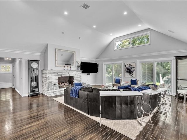 6 Strathmore Rd, Dartmouth, MA 02747