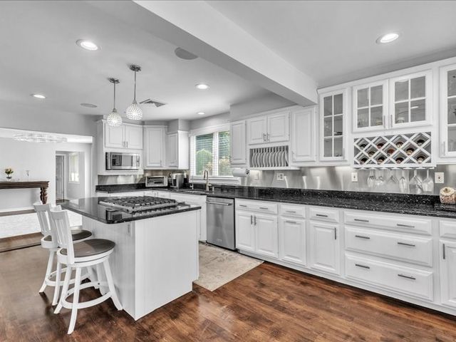 6 Strathmore Rd, Dartmouth, MA 02747