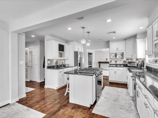 6 Strathmore Rd, Dartmouth, MA 02747