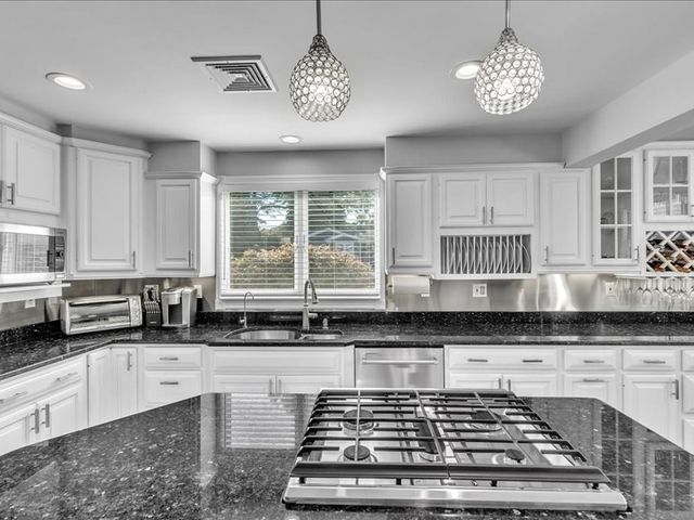 6 Strathmore Rd, Dartmouth, MA 02747