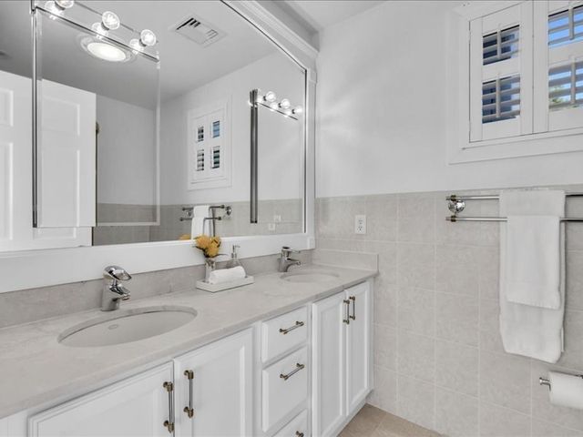 6 Strathmore Rd, Dartmouth, MA 02747