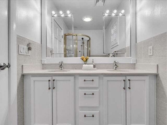 6 Strathmore Rd, Dartmouth, MA 02747