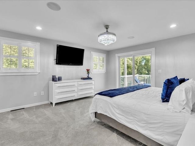 6 Strathmore Rd, Dartmouth, MA 02747