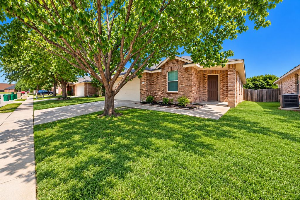625 Horn Street, Crowley, TX 76036 — photo 2