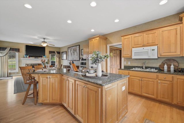 W282N4331 Somerset LANE, Pewaukee, WI 53072