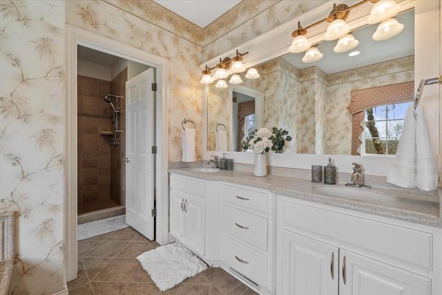 W282N4331 Somerset LANE, Pewaukee, WI 53072