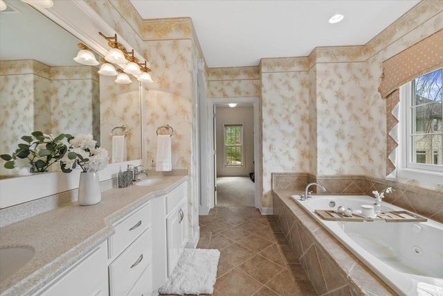 W282N4331 Somerset LANE, Pewaukee, WI 53072