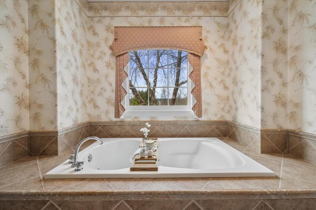 W282N4331 Somerset LANE, Pewaukee, WI 53072
