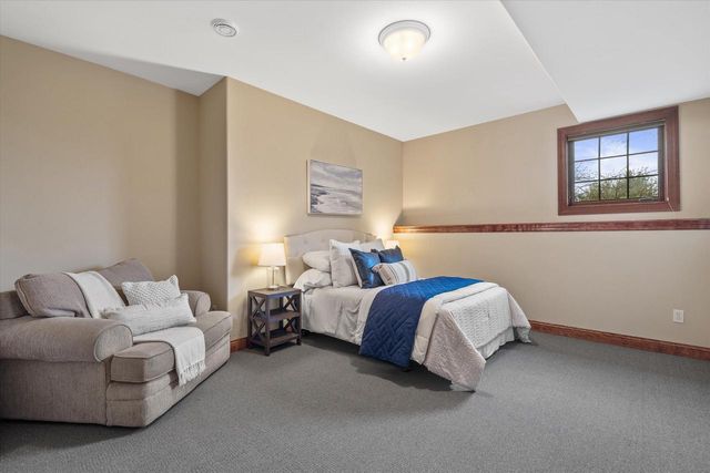 W282N4331 Somerset LANE, Pewaukee, WI 53072
