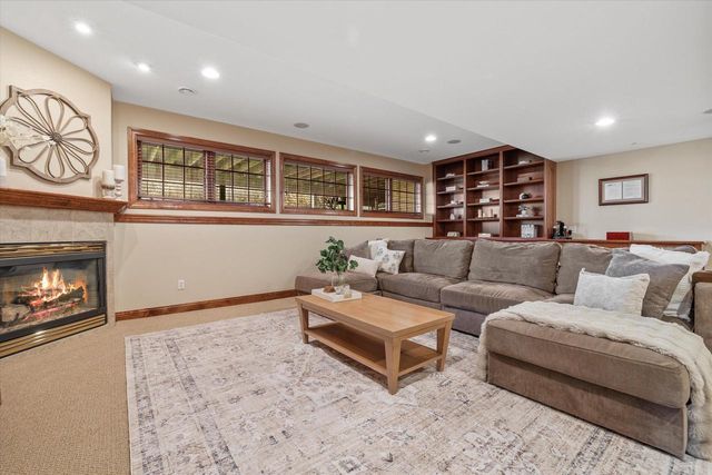 W282N4331 Somerset LANE, Pewaukee, WI 53072