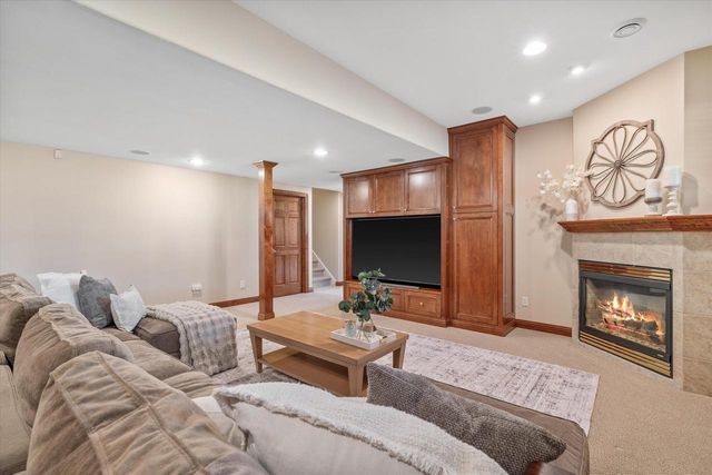 W282N4331 Somerset LANE, Pewaukee, WI 53072