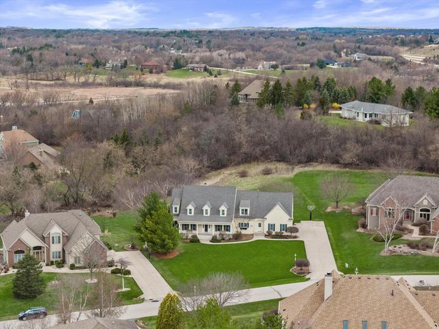 W282N4331 Somerset LANE, Pewaukee, WI 53072