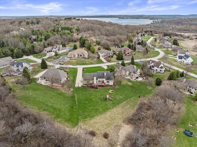 W282N4331 Somerset LANE, Pewaukee, WI 53072