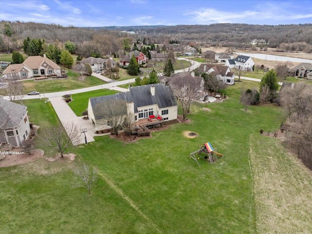 W282N4331 Somerset LANE, Pewaukee, WI 53072