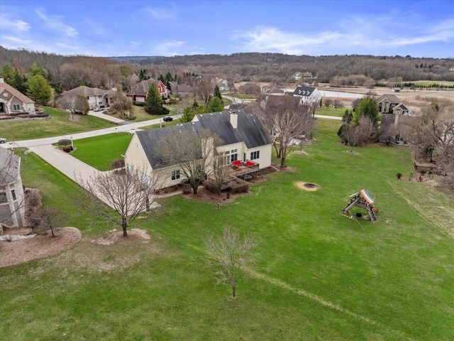 W282N4331 Somerset LANE, Pewaukee, WI 53072