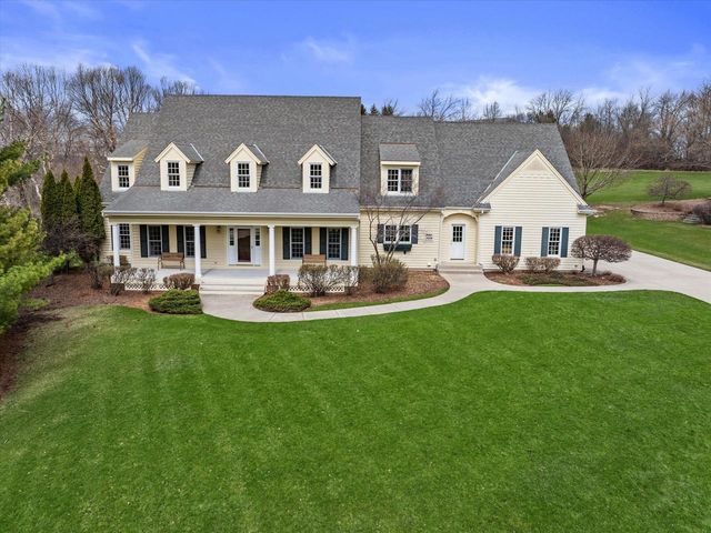 W282N4331 Somerset LANE, Pewaukee, WI 53072