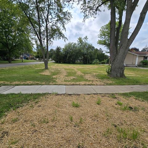 512 Pershing Avenue, Wheaton, IL 60189