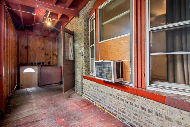 9605 S Winston Avenue, Chicago, IL 60643