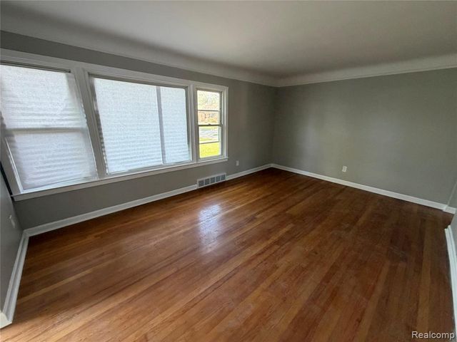 22301 Lange Street, Saint Clair Shores, MI 48080