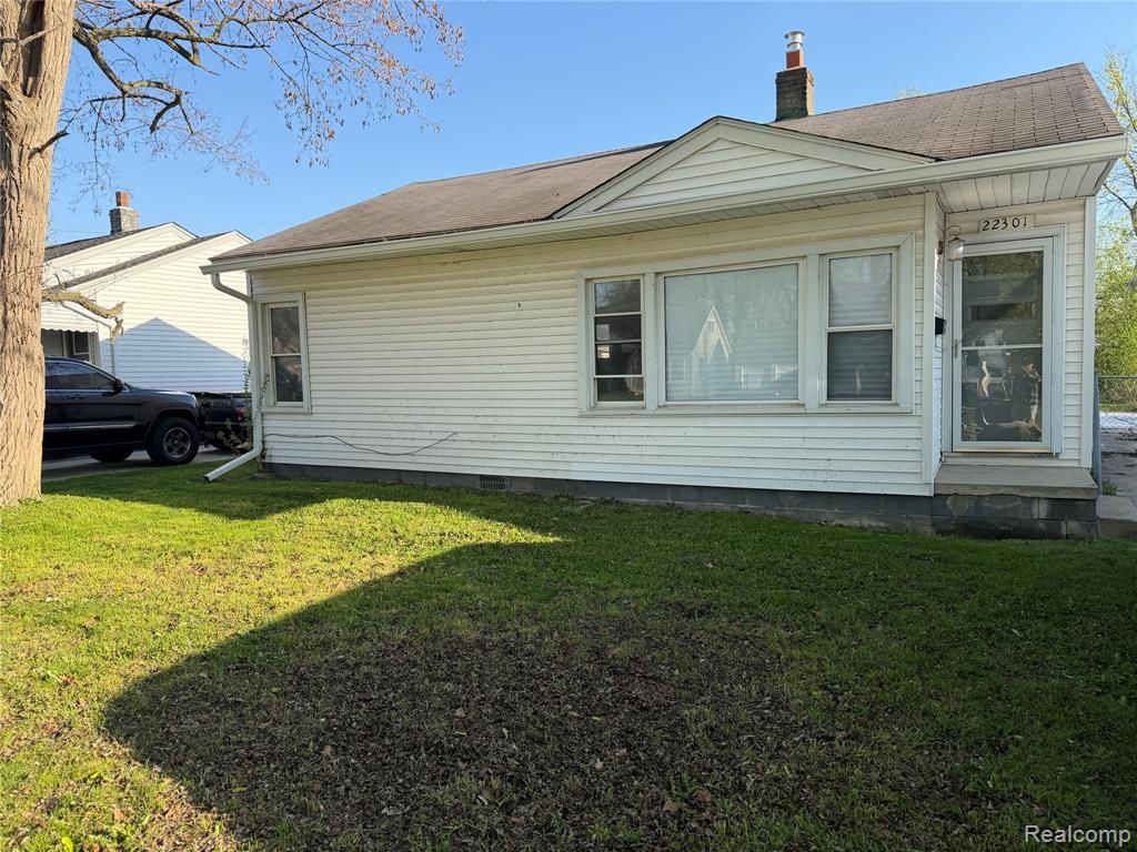 22301 Lange Street, Saint Clair Shores, MI 48080