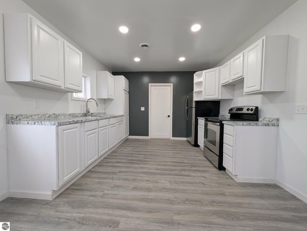 Image 10 of property listing at 5526 N State Road, Alma, MI 48801