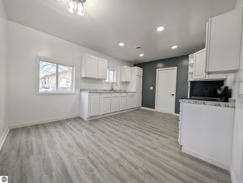 Image 11 of property listing at 5526 N State Road, Alma, MI 48801