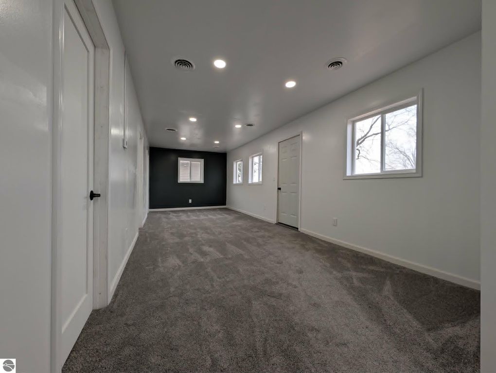 Image 12 of property listing at 5526 N State Road, Alma, MI 48801