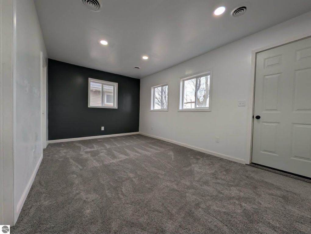 Image 14 of property listing at 5526 N State Road, Alma, MI 48801