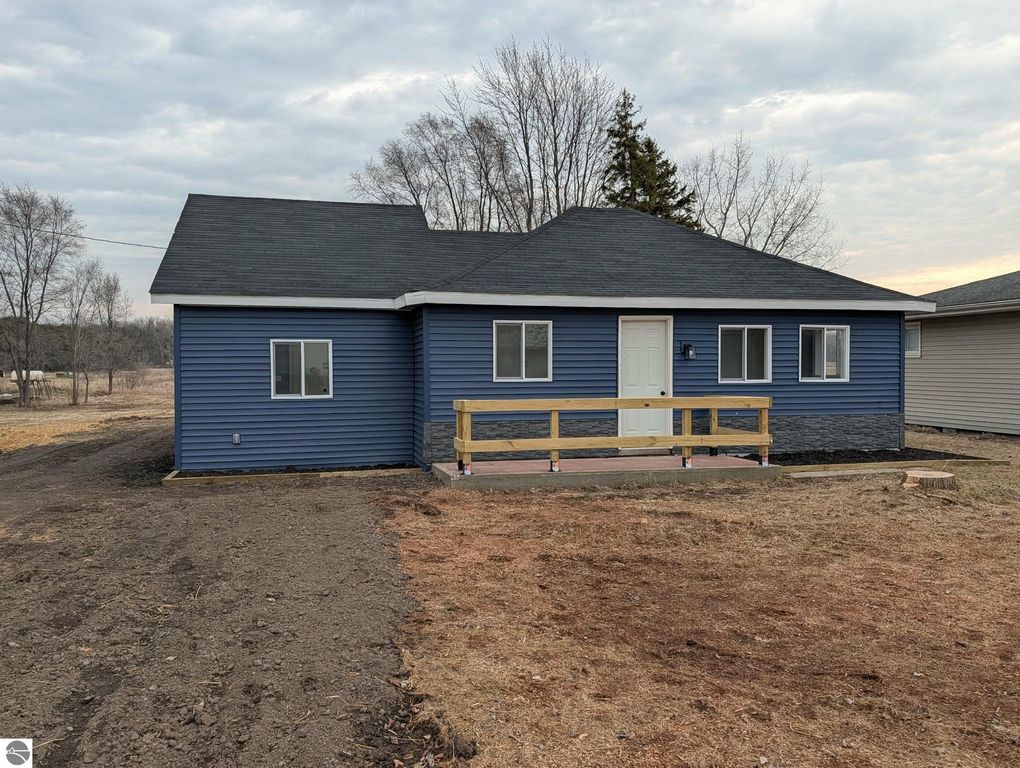 Image 2 of property listing at 5526 N State Road, Alma, MI 48801