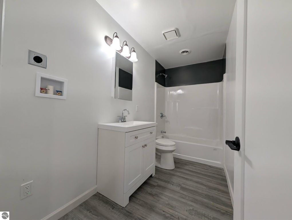 Image 18 of property listing at 5526 N State Road, Alma, MI 48801