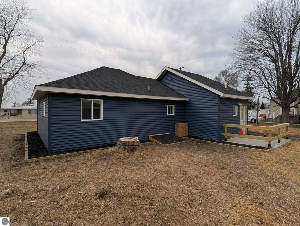 Image 4 of property listing at 5526 N State Road, Alma, MI 48801