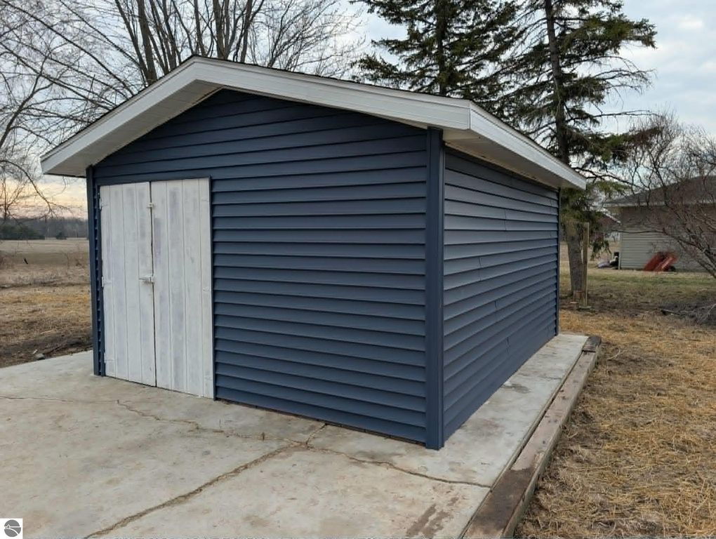 Image 5 of property listing at 5526 N State Road, Alma, MI 48801