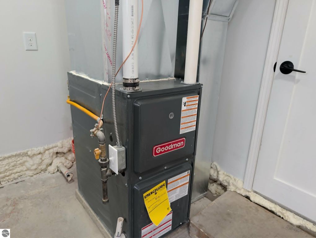 Image 7 of property listing at 5526 N State Road, Alma, MI 48801