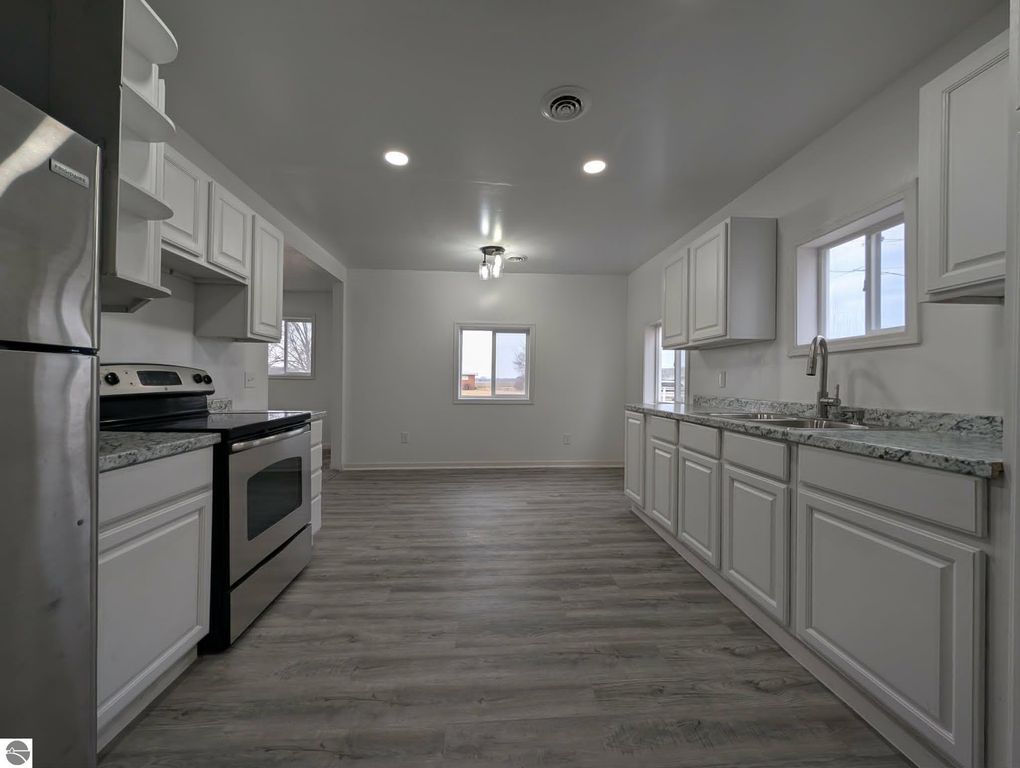 Image 9 of property listing at 5526 N State Road, Alma, MI 48801