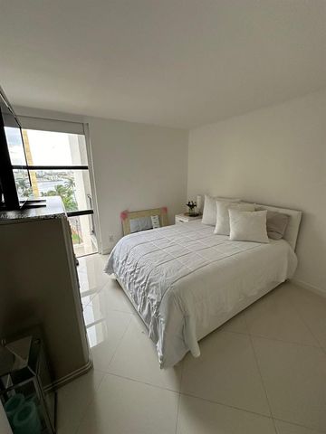 17021 N Bay Rd 815, Sunny Isles Beach, FL 33160