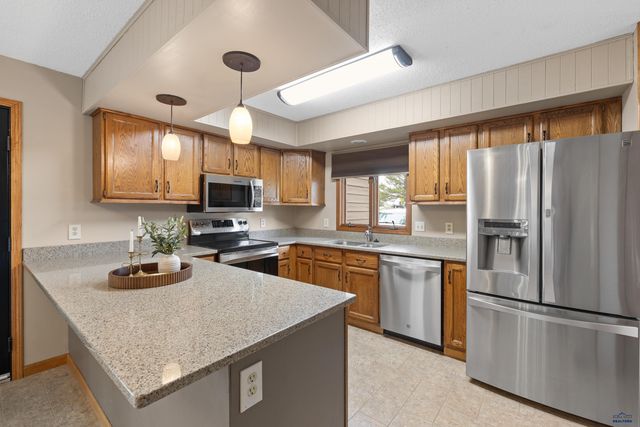 3005 SUNNY HILL CIR, Rapid City, SD 57702