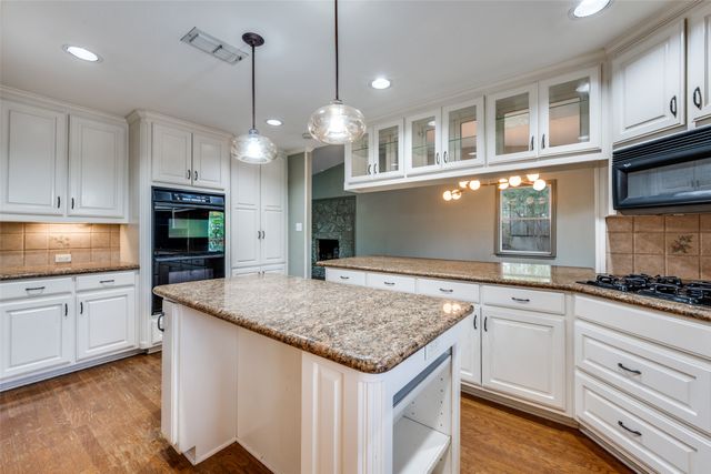 2705 Black Oak Lane, Arlington, TX 76012