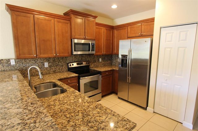 8899 NW 98 AV 8899, Doral, FL 33178