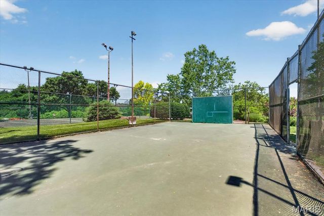 970 N Spoede Road 26, St Louis, MO 63146