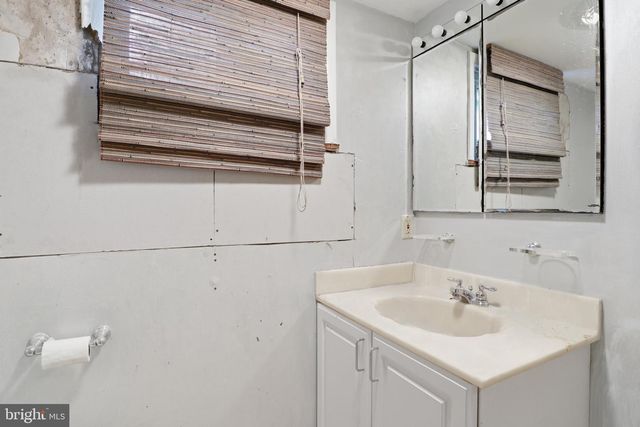 8403 FELTON LN, Alexandria, VA 22308