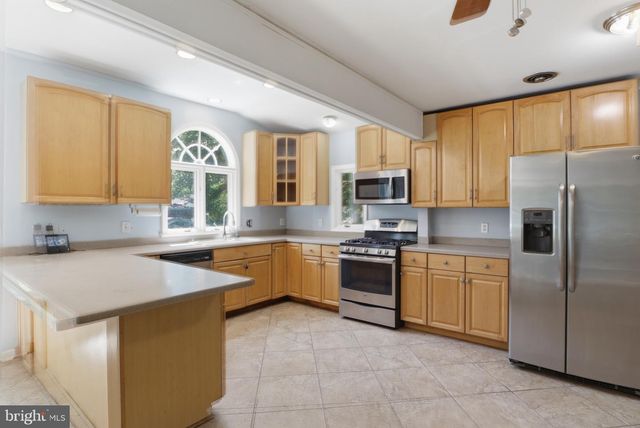 8403 FELTON LN, Alexandria, VA 22308